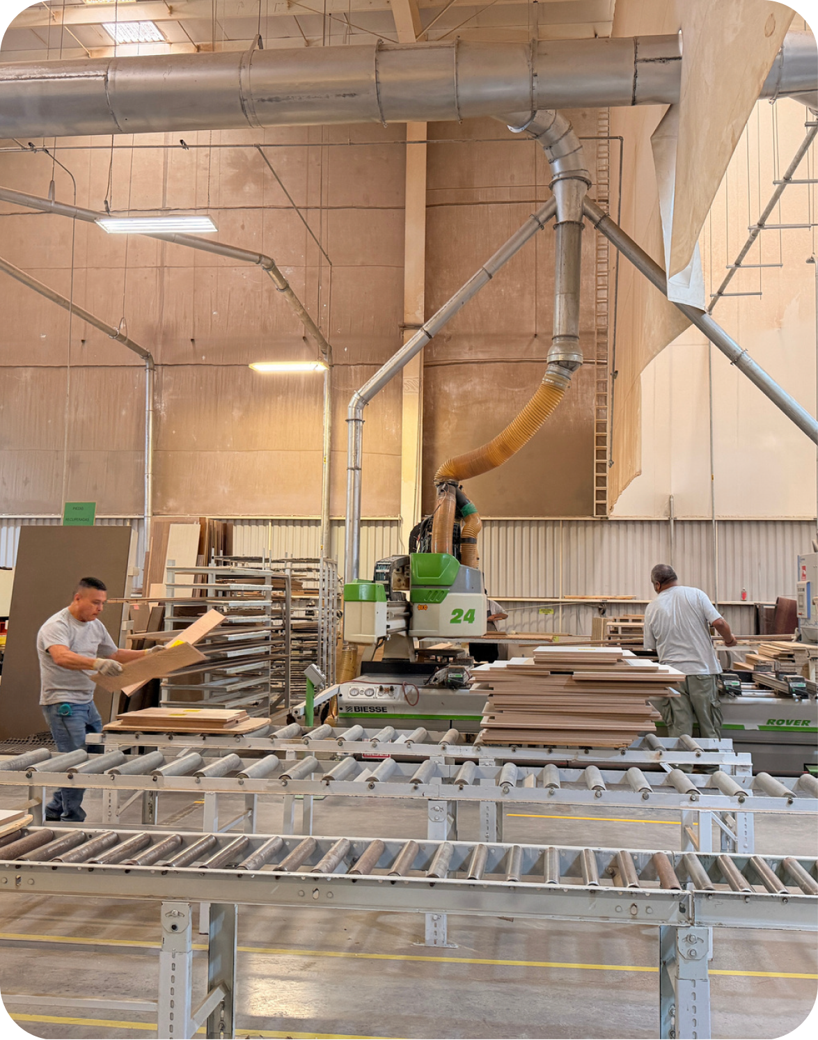 Operarios en planta de producción de carpintería industrial