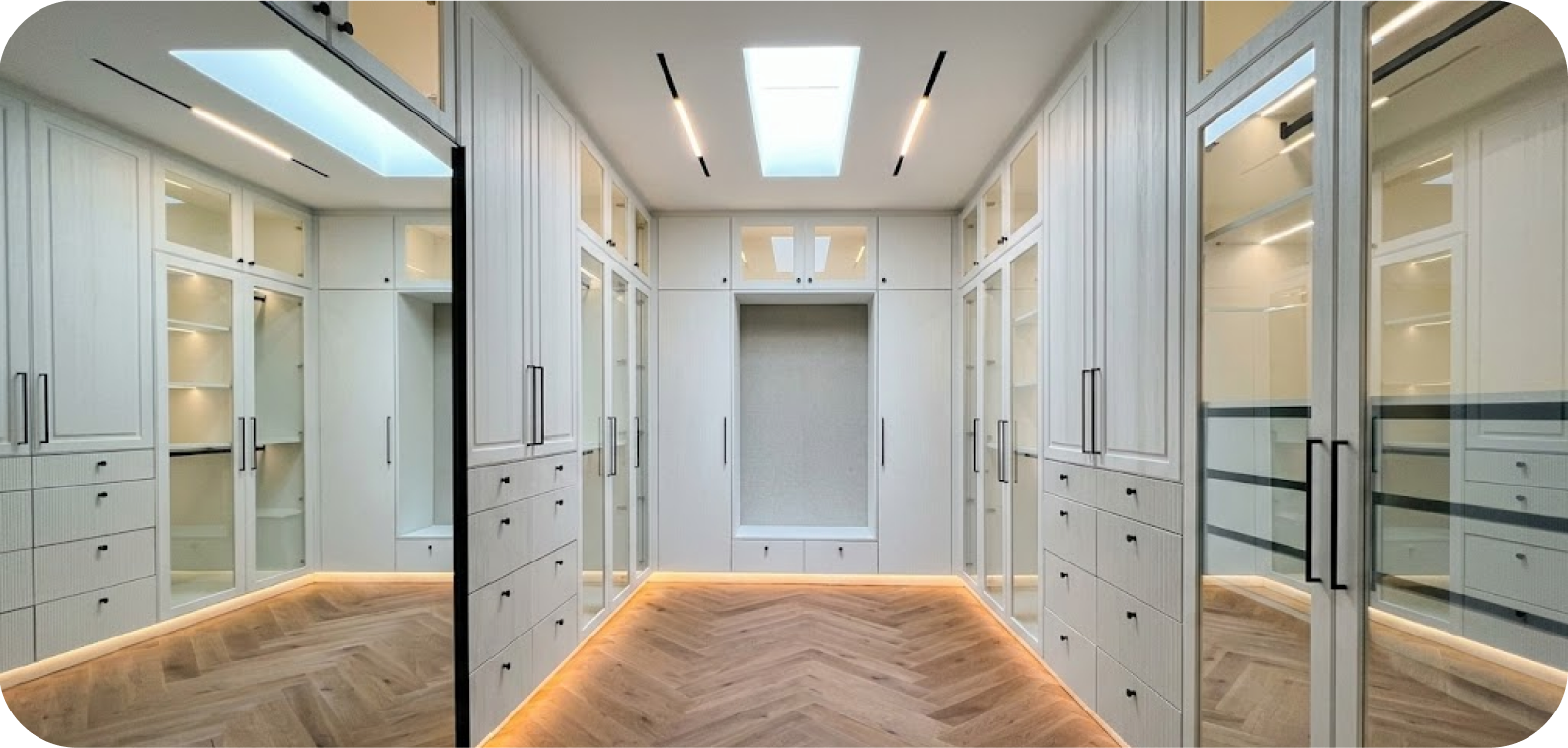 Vestidor con puertas blancas y suelo de madera