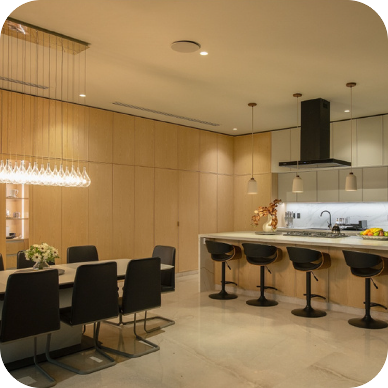 Cocina con isla y acabados en madera