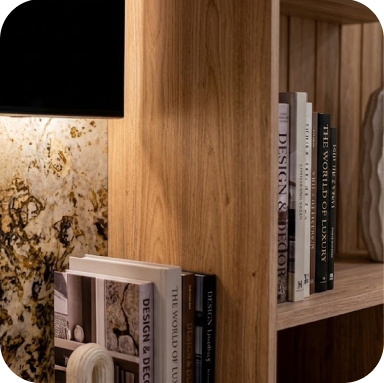 Estantería empotrada con libros y objetos decorativos